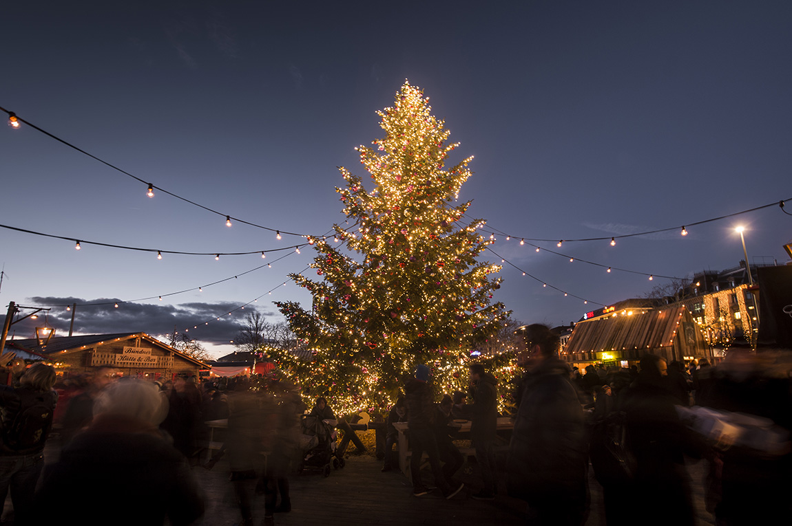 The Zürcher Wienachtsdorf - a place of light and warmth