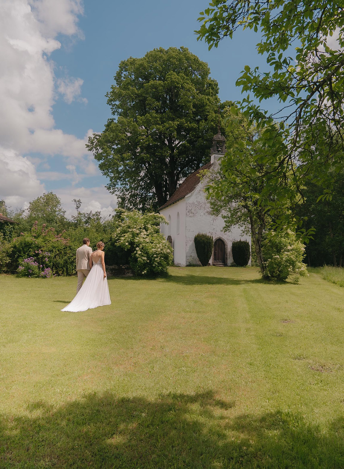 Brautpaar auf dem Weg zur Kapelle. Foto: ohshoot.fotografie I Jenny Schamm